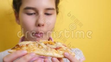 快乐的小女孩<strong>吃</strong>一片披萨的概念。 <strong>青</strong>少年生活方式儿童饥饿<strong>吃</strong>一片比萨饼。 慢动作